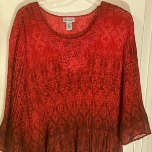 Red and black ombré crinkle top,